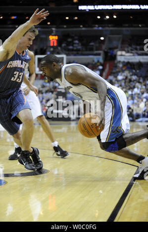 Washington Wizards point guard Gilbert Arenas (9) trascina il cestello nel secondo trimestre contro Charlotte Bobcats guardia di tiro Matt Carroll (33) al Verizon Center di Washington, D.C. il 12 novembre 2010. UPI / Mark Goldman Foto Stock