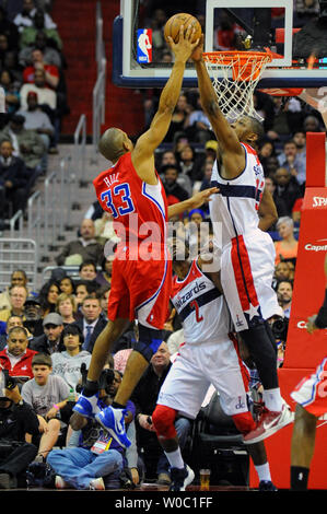 Los Angeles Clippers le piccole avanti Grant Hill (33) punteggi contro Washington Wizards avanti potenza Kevin Serafino (13) nel primo semestre al Verizon Center a Washington D.C. il 4 febbraio 2013. UPI/Mark Goldman Foto Stock