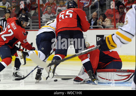 Washington capitelli goalie Michal Neuvirth (30) fa risparmiare sul colpo da Buffalo Sabres ala sinistra Marcus Foligno (82) chi è difeso da defenceman Jeff Schultz (55) nel secondo periodo al Verizon Center di Washington, D.C. il 27 gennaio 2013. UPI/Mark Goldman Foto Stock