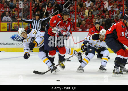 Washington capitelli ala sinistra Alex Ovechkin (8) collide con Buffalo Sabres ala sinistra Marcus Foligno (82) nel primo periodo al Verizon Center di Washington, D.C. il 27 gennaio 2013. UPI/Mark Goldman Foto Stock