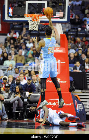 Denver Nuggets avanti piccolo Wilson Chandler (21) punteggi contro Washington Wizards piccolo avanti Chris Singleton (31) nel primo semestre al Verizon Center a Washington D.C. il 9 dicembre 2013. UPI/Mark Goldman Foto Stock