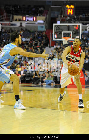 Washington Wizards piccolo avanti Otto Porter Jr. (22) passa la palla contro il Denver Nuggets guardia di tiro Evan Fournier (94) nel primo semestre al Verizon Center a Washington D.C. il 9 dicembre 2013. UPI/Mark Goldman Foto Stock