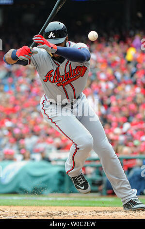 Atlanta Braves diritto fielder Jason Heyward (22) è colpito da un passo da Washington a cittadini a partire lanciatore Giordania Zimmermann (27) nella terza inning ai cittadini Park a Washington D.C. il 4 aprile 2014 in cittadini giorno di apertura in gioco. UPI/Mark Goldman Foto Stock