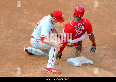Cittadini di Washington center fielder Denard Span (2) è su un tentativo di rubare come Philadelphia Phillies secondo baseman Chase Utley (26) applica il tag nella terza inning ai cittadini Park a Washington D.C. il 6 settembre 2014. UPI/Mark Goldman Foto Stock