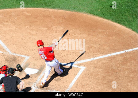 Washington cittadini primo baseman Adam LaRoche (25) colpisce il suo secondo home run del gioco contro il Philadelphia Phillies nel quarto inning ai cittadini Park a Washington D.C. il 7 settembre 2014. UPI/Mark Goldman Foto Stock
