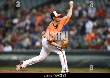 Baltimore Orioles a partire lanciatore Wei-Yin Chen (16) passi contro Boston Sox rosso nel primo inning a Orioles Park a Camden Yards a Baltimora, MD. Il 25 aprile 2015. UPI/Mark Goldman Foto Stock
