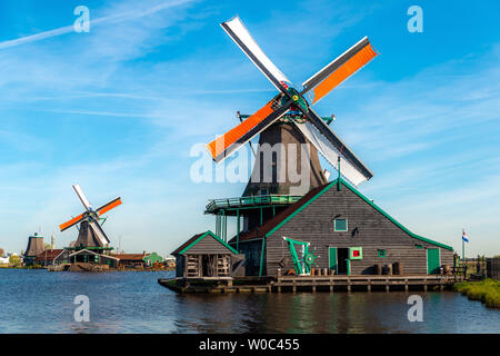 Tradizionali mulini a vento olandese si trova lungo il fiume Zaan, Zaanse Schans, Paesi Bassi. Foto Stock