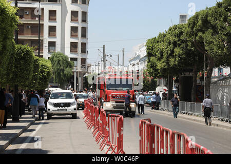 Tunisi, Tunisia. Il 27 giugno, 2019. Un incendio-carrello è sorge presso la scena in cui una persona si è fatto esplodere vicino ad una pattuglia di polizia il ferimento di cinque persone, al Charles de Gaulle Avenue. Credito: Khaled Nasraoui/dpa/Alamy Live News Foto Stock