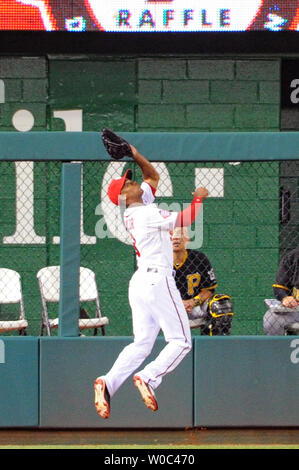 Washington cittadini sinistra fielder Michael Taylor (3) fa un salto a cattura il recinto contro i pirati di Pittsburgh per terminare la quinta inning ai cittadini Park a Washington D.C. il 19 giugno 2015. Foto di Mark Goldman/UPI Foto Stock