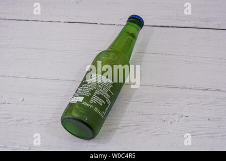 Largs, Scotland, Regno Unito - 20 Giugno 2019: una bottiglia di alcool Heineken libera di marca di birra lager riciclabile in una bottiglia di vetro in linea con UK initiat riciclaggio Foto Stock