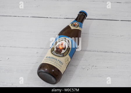 Largs, Scotland, Regno Unito - 20 Giugno 2019: una bottiglia di Franziskaner Alkoholfrei marca di birra lager riciclabile in una bottiglia di vetro in linea con gli attuali initia REGNO UNITO Foto Stock