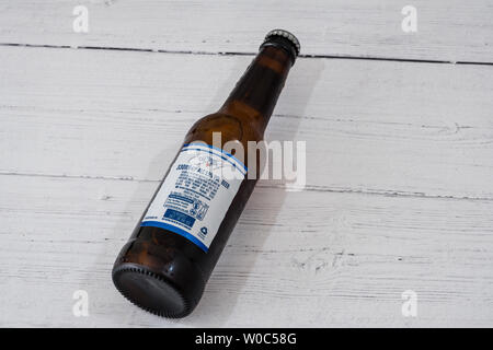 Largs, Scotland, Regno Unito - 20 Giugno 2019: una bottiglia di Michelob Ultra marca di birra lager riciclabile in una bottiglia di vetro in linea con le attuali iniziative del Regno Unito parte posteriore Foto Stock