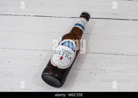 Largs, Scotland, Regno Unito - 20 Giugno 2019: una bottiglia di Michelob Ultra marca di birra lager riciclabile in una bottiglia di vetro in linea con le attuali iniziative del Regno Unito Foto Stock