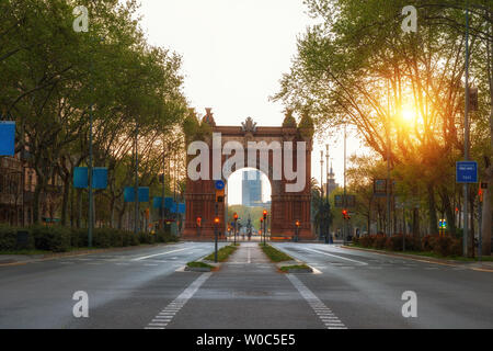 Bacelona Arc de Triomf durante il sunrise nella città di Barcellona in Catalogna, Spagna. L'arco è costruito in mattoni rossastra in stile Neo-Mudejar Foto Stock