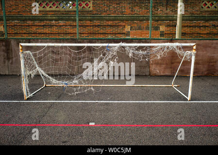 Di piccole dimensioni con goalpost strappata net Foto Stock