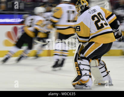 Pittsburgh Penguins goalie Marc-andré Fleury (29) riscalda fino al Verizon Center a Washington D.C. il 6 maggio del 2017, nel gioco 5 del secondo round della Stanley Cup playoff. Capitali di Washington ha sconfitto i pinguini di Pittsburgh, 4-2. Foto di Mark Goldman/UPI Foto Stock