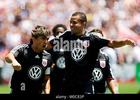 D.C. Regno di Jaime Moreno (99) festeggia con il compagno di squadra Marcelo Gallardo (10) dopo il punteggio su un calcio di rigore durante il quinto minuto della prima metà contro la galassia di Los Angeles a RFK Stadium di Washington il 29 giugno 2008. (UPI foto/Patrick D. McDermott) Foto Stock