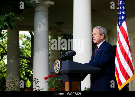Il Presidente degli Stati Uniti George W. Bush offre un commento sul conflitto tra la Georgia e la Russia a partire dal Giardino delle Rose alla Casa Bianca a Washington il 11 agosto 2008. Bush ha condannato gli attentati da parte della Russia in una escalation del conflitto oltre l Ossezia del Sud regione della Georgia. (UPI foto/Patrick D. McDermott) Foto Stock