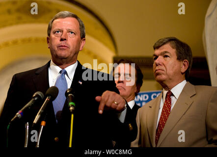 Casa frusta di minoranza Roy Blunt, R-MO, (R) e sost. Phil Gingray, R - GA, (C) ricerca su come sost. Tom Latham, R - IA, (L) parla durante una conferenza stampa in Campidoglio di Washington il 14 agosto 2008. La casa i repubblicani stanno chiamando sull'altoparlante Nancy Pelosi, D-CA, per sciogliere la camera e la votazione su American Energy Act, un repubblicano bill progettato per affrontare l'America la dipendenza dal petrolio estero. (UPI foto/Patrick D. McDermott) Foto Stock