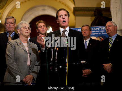 Sost. Phil Gingray, R - GA, parla nel corso di una conferenza stampa a Capitol Hill a Washington il 14 agosto 2008. La casa i repubblicani stanno chiamando sull'altoparlante Nancy Pelosi, D-CA, per sciogliere la camera e la votazione su American Energy Act, un repubblicano bill progettato per affrontare l'America la dipendenza dal petrolio estero. (UPI foto/Patrick D. McDermott) Foto Stock
