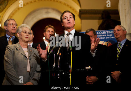Sost. Phil Gingray, R - GA, parla nel corso di una conferenza stampa a Capitol Hill a Washington il 14 agosto 2008. La casa i repubblicani stanno chiamando sull'altoparlante Nancy Pelosi, D-CA, per sciogliere la camera e la votazione su American Energy Act, un repubblicano bill progettato per affrontare l'America la dipendenza dal petrolio estero. (UPI foto/Patrick D. McDermott) Foto Stock