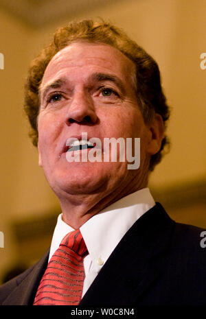 Sost. Phil Gingray, R - GA, parla nel corso di una conferenza stampa a Capitol Hill a Washington il 15 agosto 2008. La casa i repubblicani stanno chiamando sull'altoparlante Nancy Pelosi, D-CA, per sciogliere la camera e la votazione su American Energy Act, un repubblicano bill progettato per affrontare l'America la dipendenza dal petrolio estero. (UPI foto/Patrick D. McDermott) Foto Stock