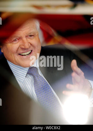 Il senatore Ted Kennedy, D-MA, parla a quelle raccolte che la National Press Club per una news maker il pranzo, il 12 gennaio 2005 a Washington. Kennedy ha discusso il futuro del partito democratico, e che cosa egli pensava che il suo partito potrebbe fare per frenare il 'radical' politica dell'amministrazione Bush. (UPI foto/Michael Kleinfeld) Foto Stock