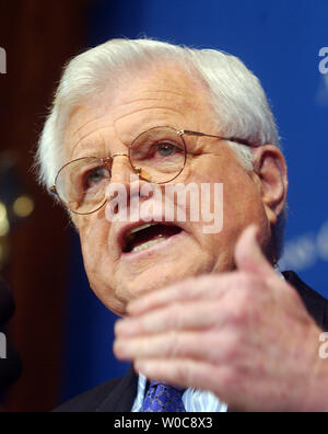 Il senatore Ted Kennedy, D-MA, parla a quelle raccolte che la National Press Club per una news maker il pranzo, il 12 gennaio 2005 a Washington. Kennedy ha discusso il futuro del partito democratico, e che cosa egli pensava che il suo partito potrebbe fare per frenare il 'radical' politica dell'amministrazione Bush. (UPI foto/Michael Kleinfeld) Foto Stock