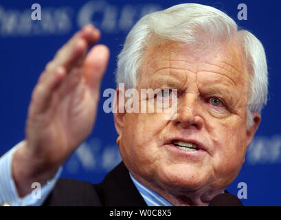 Il senatore Ted Kennedy, D-MA, parla a quelle raccolte che la National Press Club per una news maker il pranzo, il 12 gennaio 2005 a Washington. Kennedy ha discusso il futuro del partito democratico, e che cosa egli pensava che il suo partito potrebbe fare per frenare il 'radical' politica dell'amministrazione Bush. (UPI foto/Michael Kleinfeld) Foto Stock