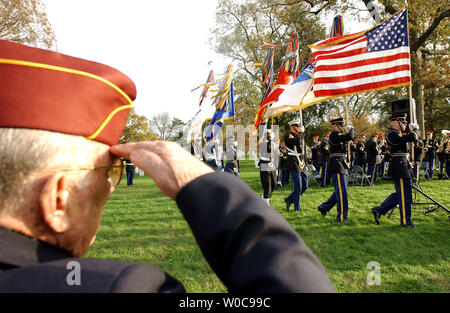 Un veterano saluta durante la presentazione di colori accanto alla tomba del generale degli eserciti John J. Pershing a Arlington National Cemetery, Va. sui veterani giorno 11 Novembre, 2003. (UPI/Roger L. Wollenberg) Foto Stock