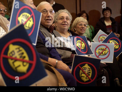 Seniors ascoltare il senatore Ted Kennedy, D-massa, parlare durante una manifestazione contro il disegno di legge Medicare ha firmato in legge solo poche ore prima dal presidente George Bush, 8 Dicembre 2003 a Washington. I democratici rivendicazione la legge favorisce le imprese del farmaco e delle grandi imprese e farà male American anziani. (UPI foto/Michael Kleinfeld) Foto Stock