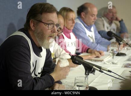 John Grant, un veterano del Vietnam, descrive la situazione in Iraq come egli vide, in una conferenza stampa tenuta da una delegazione di membri della famiglia di truppe e i veterani che hanno recentemente tornato da un viaggio in Iraq il 10 dicembre 2003 a Washington. La delegazione di deputati affermare la su tutta la situazione in Iraq è spaventosa e che le truppe dovrebbe essere portato a casa. Fernando Suarez del Solar, Medea Benjamin, Mike Lopercio e Billy James Kelly sit a è a destra. (UPI foto/Michael Kleinfeld) Foto Stock