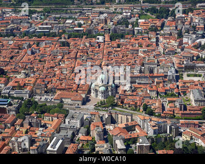 La piccola città di Como, Lombardia, Italia, come si vede dal punto panoramico a Brunate Foto Stock
