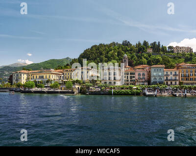 Bellissimo lungomare di Bellagio su una soleggiata giornata estiva, lago di Como, Lombardia, Italia Foto Stock