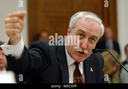 Amministratore della NASA Sean O'Keefe testimonia davanti alla casa comitato della scienza per quanto riguarda il Presidente George W. Bush è viosion per esplorazione spaziale, il 12 febbraio 2004 a Washington. (UPI foto/Michael Kleinfeld) Foto Stock