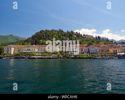 Bellissimo lungomare di Bellagio su una soleggiata giornata estiva, lago di Como, Lombardia, Italia Foto Stock