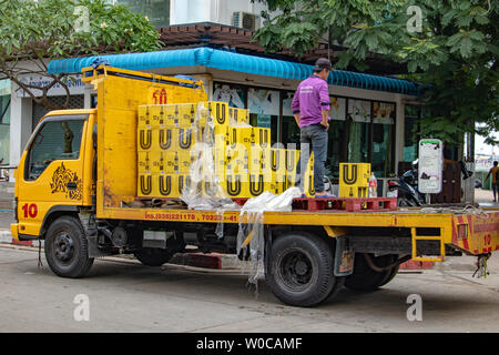 PATTAYA, Thailandia, Apr 29 2018, birra consegna camion sulla strada, Pattaya Foto Stock