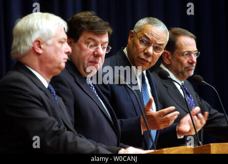 (L a R) UE Affari esterni Commissario Christopher Patten, Presidente dell'UE Brian Cowen e Segretario Generale dell'UE Javier Solana guarda su come Stati Uniti Il segretario di Stato Colin Powell risponde alle domande durante una conferenza stampa presso il Dipartimento di Stato a Washington, 1 marzo 2004. I quattro si sono incontrati nel corso del giorno e ha detto che gli argomenti di discussione sono stati la situazione ad Haiti e sugli scambi commerciali tra Stati Uniti e Unione europea membri. Foto Stock