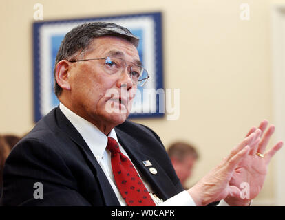 I Trasporti Segretario Norman Y. Mineta testimonia davanti alla casa stanziamenti Trasporto, Treasury sottocommissione per quanto riguarda il presidente del FY2005 bilancio di trasporto, il 3 marzo 2004. (UPI foto/Michae Kleinfeld) Foto Stock