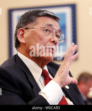 I Trasporti Segretario Norman Y. Mineta testimonia davanti alla casa stanziamenti Trasporto, Treasury sottocommissione per quanto riguarda il presidente del FY2005 bilancio di trasporto, il 3 marzo 2004. (UPI foto/Michae Kleinfeld) Foto Stock