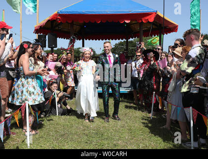 Una celebrazione di matrimonio per Jack Watney, 32 e Sarah Adey, 31, presso il Croissant Neuf bandstand nel verde dei campi area del festival di Glastonbury presso l'azienda agricola degna, Pilton, Somerset. Foto Stock