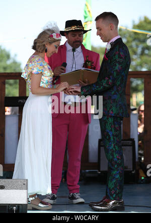 Una celebrazione di matrimonio per Jack Watney, 32 e Sarah Adey, 31, presso il Croissant Neuf bandstand nel verde dei campi area del festival di Glastonbury presso l'azienda agricola degna, Pilton, Somerset. Foto Stock