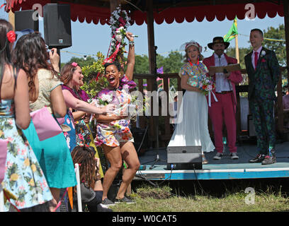 Una celebrazione di matrimonio per Jack Watney, 32 e Sarah Adey, 31, presso il Croissant Neuf bandstand nel verde dei campi area del festival di Glastonbury presso l'azienda agricola degna, Pilton, Somerset. Foto Stock