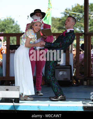 Una celebrazione di matrimonio per Jack Watney, 32 e Sarah Adey, 31, presso il Croissant Neuf bandstand nel verde dei campi area del festival di Glastonbury presso l'azienda agricola degna, Pilton, Somerset. Foto Stock