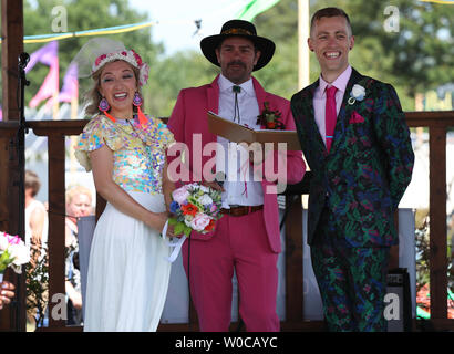 Una celebrazione di matrimonio per Jack Watney, 32 e Sarah Adey, 31, presso il Croissant Neuf bandstand nel verde dei campi area del festival di Glastonbury presso l'azienda agricola degna, Pilton, Somerset. Foto Stock