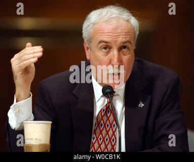 Amministratore della NASA Sean O'Keefe testimonia prima di un sottocomitato del senato audizione esaminando NASA il bilancio 2005, il 11 marzo 2004, sul colle del Campidoglio di Washington. (UPI foto/Roger L. Wollenberg) Foto Stock