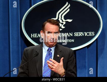 Il segretario della Sanità e dei Servizi Umani Tommy Thompson annuncia il nuovo HHS e FDA la strategia per la lotta contro l'obesità in America, il 12 marzo 2004 a Washington. (UPI foto/Michael Kleinfeld) Foto Stock