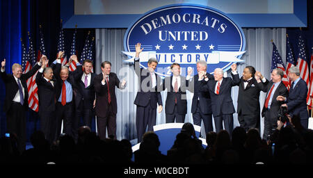 Candidato presidenziale democratico John Kerry assume la fase ad un comitato nazionale Democratic fundraiser il 25 marzo 2004, a Washington. L evento è stato prevede di aumentare di oltre 11 milioni di dollari. Da sinistra a destra sono sost. Richard Gephardt, D-Mo., Wesley Clark il senatore Joseph Lieberman, D-Connecticut, comitato nazionale Democratic Presidente Terry McAuliffe, ex Vice Presidente Al Gore, candidato presidenziale democratico Sen. John Kerry, D-messa. Il Senatore John Edwards, D-N.C., l'ex Presidente Bill Clinton , ex Presidente Jimmy Carter, Rev. Al Sharpton, ex Vermont Gov. Howard Dean e Sen. Bob Gr Foto Stock