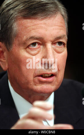 Attorney General John Ashcroft testimonia davanti alla commissione nazionale per gli attacchi terroristici del 13 aprile 2004, sul colle del Campidoglio di Washington. La Commissione sta esaminando il Dipartimento di Giustizia per la lotta contro il terrorismo le azioni prima di 9/11. (UPI foto/Michael Kleinfeld) Foto Stock