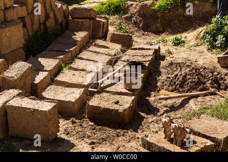 Come rendere Adobe blocchi di fango per la costruzione di case, Pisac, Valle Sacra, Perù, Sud America Foto Stock